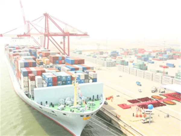 El barco de contenedores más grande del mundo llega al puerto de Guangzhou.